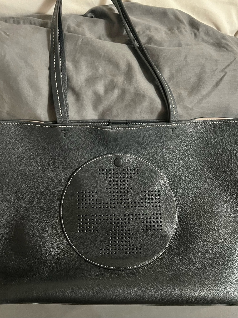 Tory Burch Large leather black logo tote with perforated front pocket - Picture 2 of 15